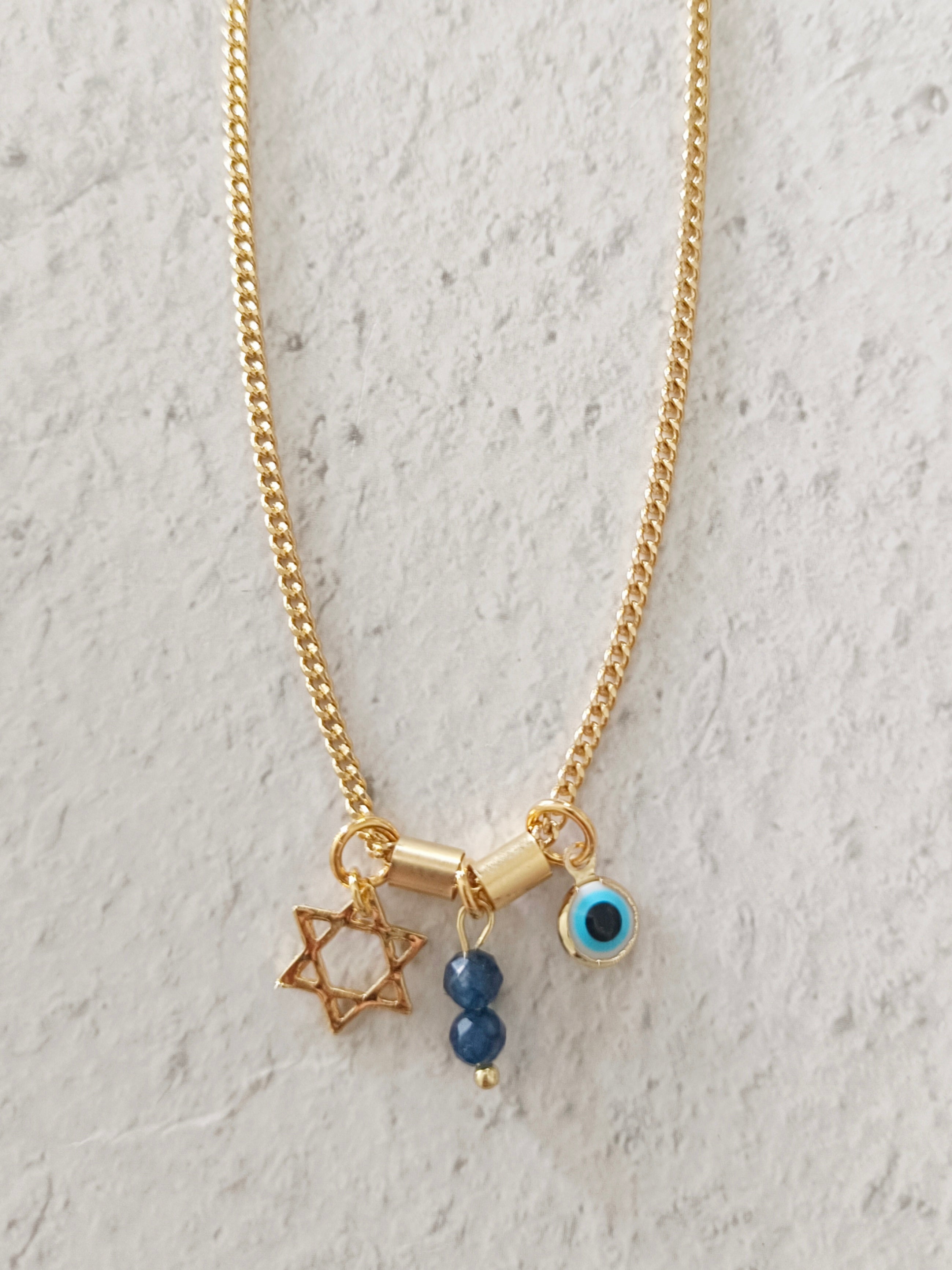 Wake up A gold-plated necklace and various pendants in blue shades
