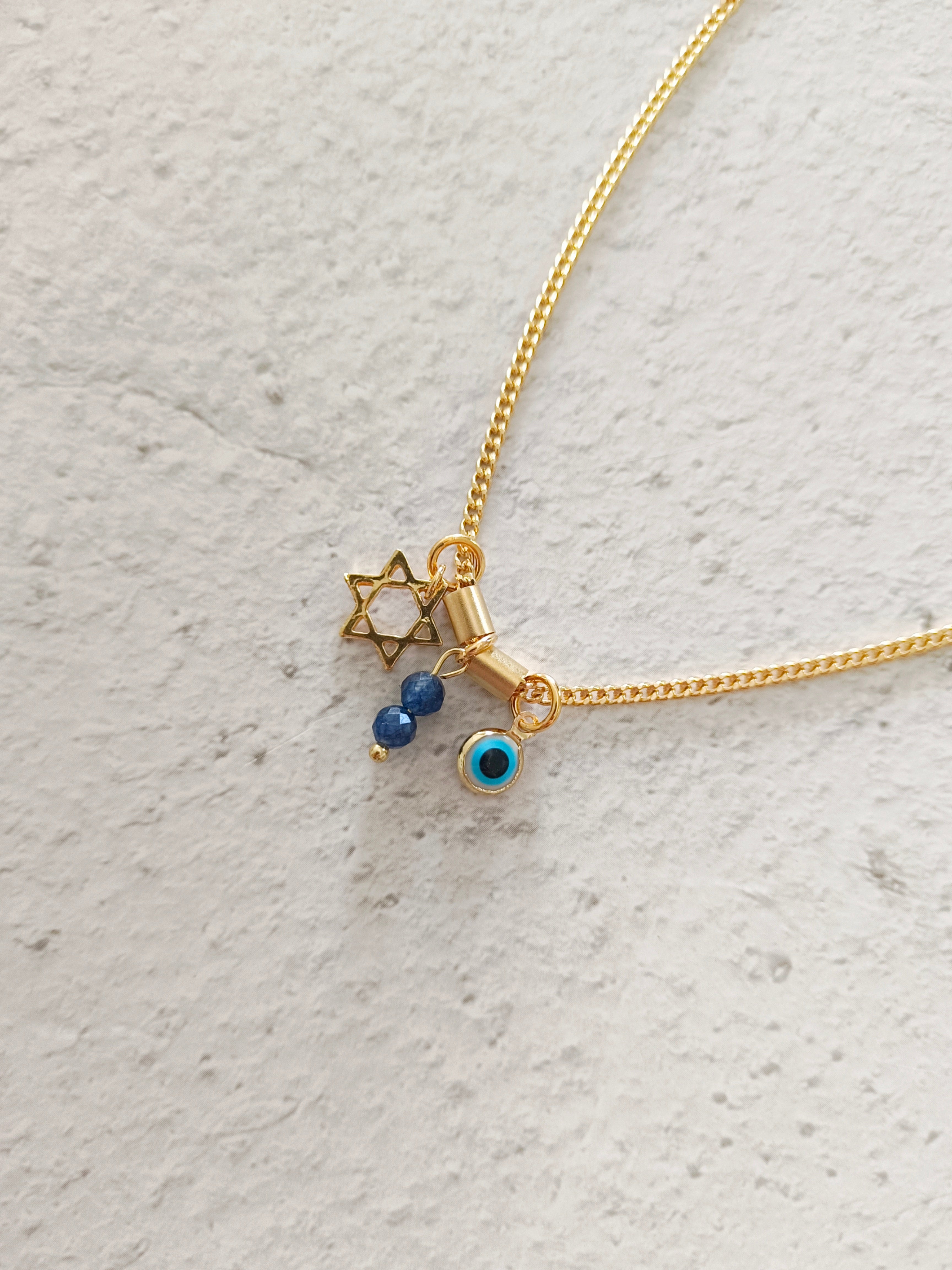 Wake up A gold-plated necklace and various pendants in blue shades